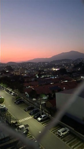 Esse trecho faz parte de uma das passagens mais conhecidas da Bíblia, a "Parábola das Ovelhas e ...