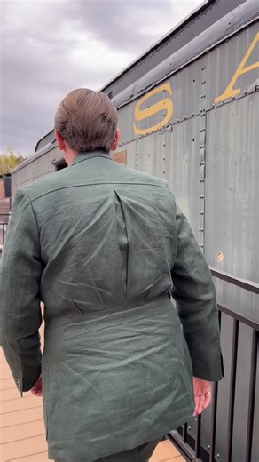 I’m so excited to say that I’m collaborating with the one and only @chester_cordite ! 👏 Ever since I started buying clothing from Chester Cordite, I’ve been looking and dreaming about owning one of his suits. I could tell they were well made, high-quality, and just the proper cut. Upon receiving the suit in the mail and taking it out of the box to try it on, I could tell right away that my initial thoughts about it were correct and way beyond that. This dark eucalyptus green 100% Irish linen th