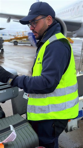 Guess how many bags 💼 we loaded? And how much do they weigh? ✍🏻 #Loadmaster #BehindTheScenes #ramp #airline #pov