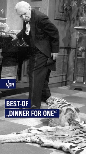 "The same procedure as every year!" 🥂 Es sind die wohl berühmtesten Stolperer der TV-Geschichte. Hier ein kleines Best-of. 😂 Am 8. März 1963 wurde "Dinner for One" zum ersten Mal im Fernsehen ausgestrahlt. Dass sich der Sketch zu einer Kultsendung im deutschen Fernsehen entwickeln würde, ahnte vor 60 Jahren noch niemand. | NDR Fernsehen