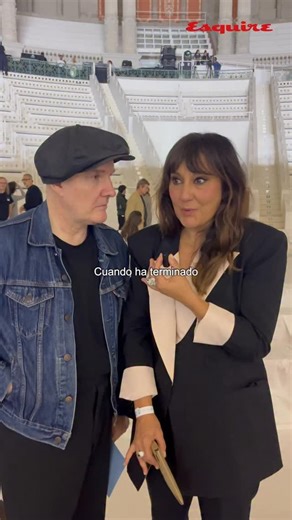 Amaral reacciona a `Lux´, el nuevo álbum de Rosalía ✨ Anoche, Barcelona vivió un momento único. Rosalía presentó en primicia su nuevo disco en el Museo Nacional, rodeada de sábanas, luces y letras proyectadas como sueños en el aire. Entre los asistentes, los componentes del grupo Amaral, que reaccionaron así a una de las escuchas más esperadas del año. #rosalia #amaral #LUX #barcelona Edición de vídeo: @quitinavarro | Esquire Spain