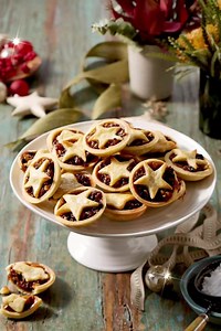 When it comes to mastering holiday desserts, Chef Curtis Stone recommends keeping your recipes simple and delicious. Make one of his childhood favorites and learn which Bosch features he relies on for easy cooking and clean-up with the link below! | Bosch Home