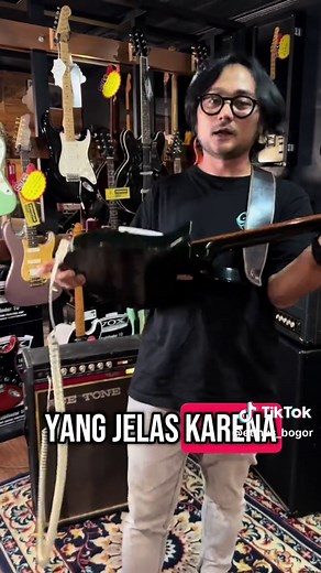 Rickenbacker 320 Made in USA #fypage #fyp #foryou #foryourpage #musician #guitartok #guitaristoftiktok #tokomusikbogor #vintageguitar #johnlennon #thebeatles