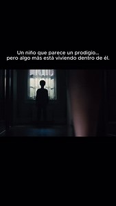The Prodigy (2019) Una película que toma una idea clásica —el niño inquietante— y la lleva hacia un terreno más psicológico y perturbador. Aquí el terror no aparece de golpe, se construye lentamente, mezclando maternidad, culpa y miedo a lo desconocido. Incómoda, tensa y con un giro que divide opiniones, es de esas películas que funcionan mejor si entras sin saber demasiado. ¿La viste o la tienes pendiente? . . . . . . . . #cine #cinefilos #pelis #fyp #culturapop #cinema | mov.culture