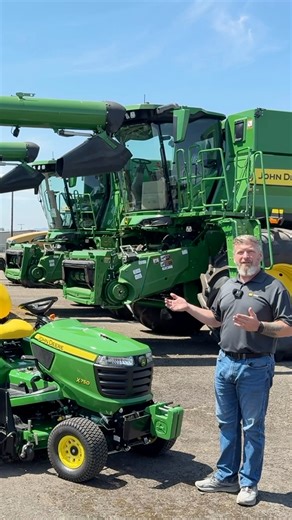 Ride with some style! The John Deere X750 Signature Series Lawn Tractor can tackle any yard work you need to do. #Pape #PapeMachinery #AgandTurf #JohnDeere #RideOnMower | Papé Machinery Ag and Turf