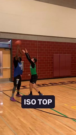 (4)Kelly Edwards gets the isolation at the top of the key | Hoop Figures