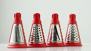 Notre AdaptaChef peut vraiment tou faire! Avez-vous déjà découvert les Râpes? Dès maintenant disponible dans notre catalogue printemps 2016. Contactez vite votre Conseillère/er. Onze AdaptaChef kan echt alles! Heb je de Raspen al ontdekt? Vanaf nu beschikbaar in onze Lente Catalogus 2016. Neem snel contact op met je Consulent(e). | Tupperware Belgium