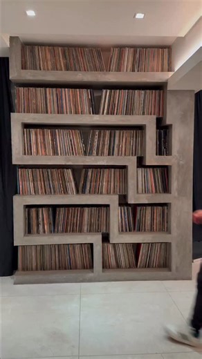 Phuture invented Acid House in 1987, and in “Survival’s Our Mission” (2001), they proved they knew how to dictate the rules of modern Techno. Vinyl ID: Phuture303 – Survival’s Our Mission (Part 1 Of 3) Track ID: Phuture303 - Riden Phuture inventou o Acid House em 1987, em “Survival’s Our Mission” (2001), eles provaram que sabiam ditar as regras do Techno moderno. #vinyl #vinylcollection #nowspinning #vinylrecords #Phuture303 | Anderson Noise