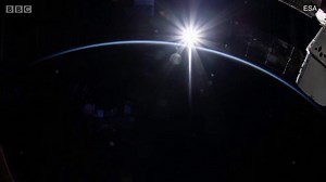 宇宙から見た日の出の光　1日16回 - BBCニュース