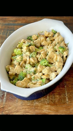 Liliana Ramos on Instagram: "Cubos de frango com brócolis e requeijão cremoso: Ingredientes: 500 gramas de frango em cubos Azeite Sal Lemon pepper Erva da preferência 😂 10 bouquet de brócolis picados e crus 2 colheres de sopa de requeijã cremoso #frango #dieta #receita #receitascaseiras #fitness #lowcarb #lowcarbrecipes #bauru"