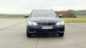 Power-Kombis rasant im Duell: Der VW Golf R Variant mit 320 Turbo-PS tritt gegen den BMW M340i xDrive Touring mit 374 PS an. 🚨 Für GRIP sind natürlich wieder Matthias Malmedie und Niki Schelle am Start. Das Battle wird also hart werden, denn die Kontrahenten schenken sich nichts! 🔥😎 Eure Einschätzung ist gefragt: Welches der beiden Autos wird den Sieg einfahren? 👀🏆 ➡️ Ob der Rallye-Schelle den lieben Matthias fertig macht, seht ihr diesen Sonntag, um 18:15 Uhr bei RTLZWEI. #gripdasmotormaga