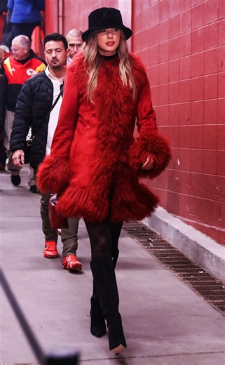 Selena Gomez makes first appearance with Taylor Swift at Chiefs game
