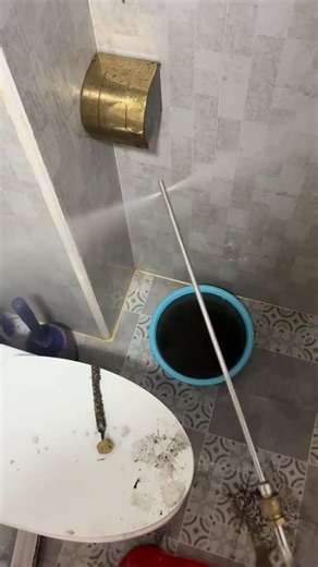 YuanLaiKePu on Instagram: "How water heaters are cleaned from the inside 热水器内部是如何清洗的 A high-pressure nozzle sprays water in multiple directions through the drain port, removing scale and sediment built up inside the heater. The dark water shows years of mineral deposits being flushed out. 通过排污口伸入双向高压喷嘴， 从内部多角度冲洗， 将长期积累的水垢和沉积物冲出， 流出的黑水正是这些杂质。 how it works home maintenance #howitworks #appliance"