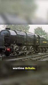 🚂 Britain’s Ugliest Steam Engine… or Its Most Brilliant? Say hello to the Southern Railway Q1 Class — a true wartime workhorse with zero elegance but maximum power. Designed by Oliver Bulleid in 1942, this locomotive broke all the rules: no curves, no fancy fittings — just raw functionality. Built during WWII when materials were scarce, the Q1 used less steel, weighed less than many others, and still became the most powerful 0-6-0 steam locomotive in the UK. It wasn’t pretty… but it was perfect