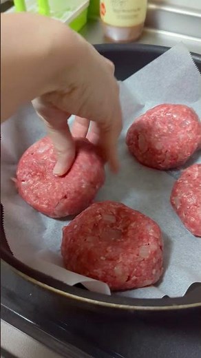 フライパンにクッキングシートを敷いてハンバーグを焼くと油でギトギトにならない