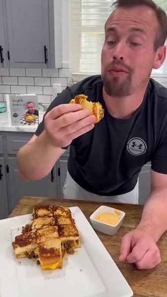 1.1M views · 31K reactions | Grilled Cheese CheeseBurger Sliders #recipes #dinner #sliders | Cookinginthemidwest | Facebook