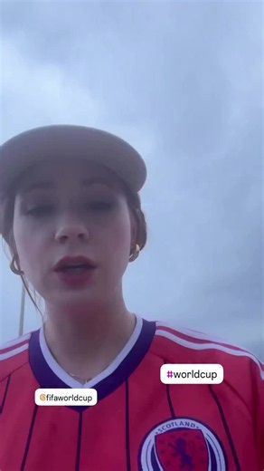 A atriz e modelo escocesa Karen Gillan, famosa por dar vida à personagem Nebulosa nos filmes da Marvel, relatou nas redes sociais nesta última quarta-feira, 24, o perrengue que enfrentou antes da partida da última rodada da fase de grupos da Copa do Mundo de 2026. Um grande congestionamento nas imediações do Hard Rock Stadium, em Miami, nos Estados Unidos, bloqueou o trânsito e obrigou a artista a seguir o restante do percurso a pé. Em vídeos compartilhados nos Stories do Instagram, Karen aparec
