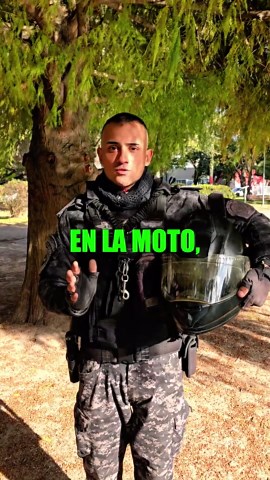 La seguridad vial en moto: por qué el casco y las normas salvan vidas Si viajás en moto, las estadísticas y la realidad de las calles muestran que el riesgo de sufrir un siniestro fatal es significativamente mayor que en un auto, ya que mientras un vehículo cuenta con carrocería, airbags y cinturón, en la moto la protección es uno mismo y el casco. Un choque que en un automóvil podría terminar en un simple daño material, en una motocicleta puede tener consecuencias graves o fatales. Por eso, uti