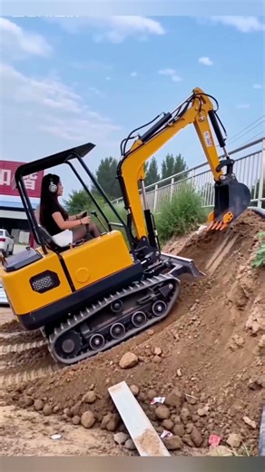 The mini excavator can easily climb hills. #digger #excavator