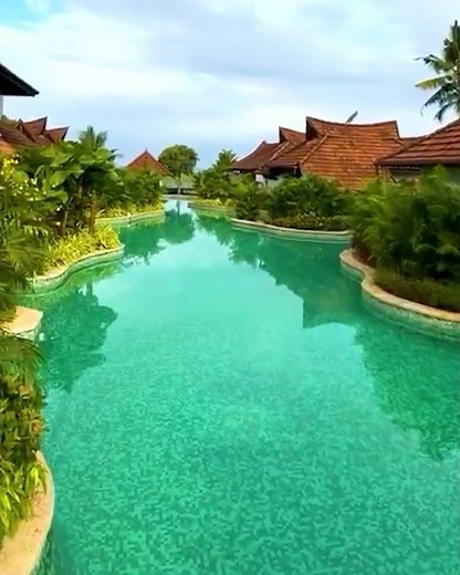 Inside Kerala’s Most Luxurious Backwater Retreat | Kumarakom Lake Resort 🛶