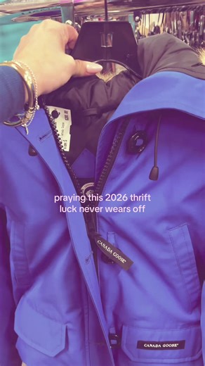 Can’t believe we just got this Canada Goose jacket🤭🤯🤩 literally we wanted to die whe we found out it’s worth $1,600😭 head to our IG to hold💗 #canadagoose #thrifthaul#thriftfinds#shoppinghaul#2016