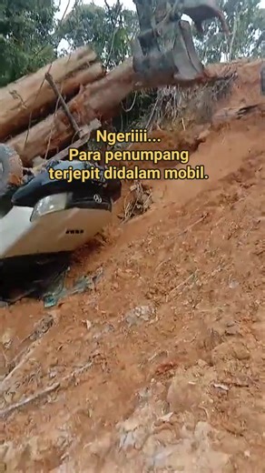 10K views · 126 reactions | Detik detik evakuasi kecelakaan kerja berjalan dramatis. Mobil logging vs Mini bus Ranger #safetyfirst #workaccident #vancouver #alberta | Roda Porsea | Facebook