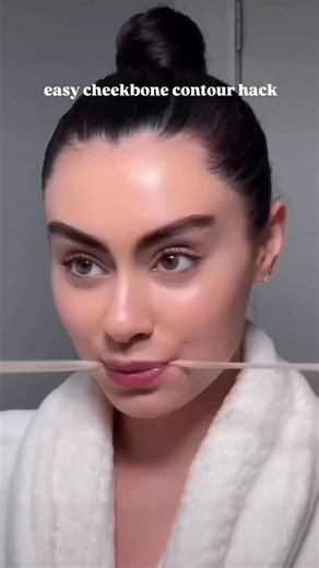 This easy cheekbone contour trick gives you that snatched, lifted look with zero effort