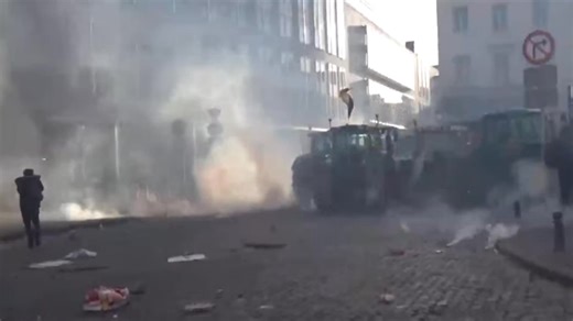 "Nous somme en GUERRE !!!!" (Copyright Lider Maximo) J’ai regardé. En direct en plein écran, volume à fond, ambiance fin du monde version Union Européenne. C’était pas une manif. C’était pas une marche. C’était un grand doigt d’honneur lancé à tout ce cirque technocratique qu’on appelle “l’Europe”. Bruxelles. La capitale. Là où d’habitude on fait des réunions sur le climat pendant que les agriculteurs crèvent la bouche ouverte. Sauf que là, y’avait plus de badge. Y’avait plus de conférence. Y’av