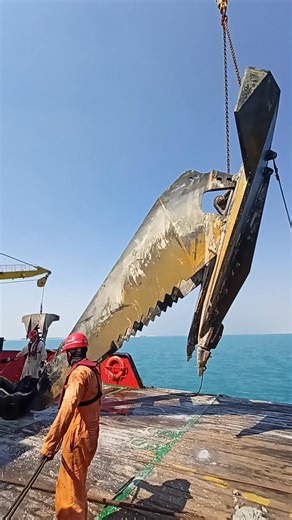 STEV SHARK ANCHOR ON DECK #maintenance #workingrigs #stevsharkanchor