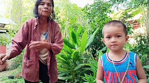 165K views · 5.8K reactions | อุ้ยปัด กลับจากดำนา ก็มาผ่าฟืนต่อ และร้องเพลงฝาก FC ด้วยสองเพลง | ไทญ้อ Tai Yo Channel | Facebook