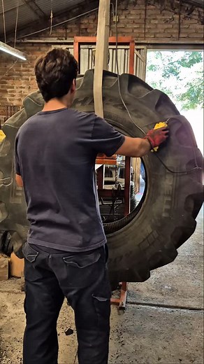 Reparación a neumático de cosechadora 🫡 REPARAR ES RECICLAR ♻️ RECICLAR ES VIDA 💚 #neumático #neumáticos #rueda #ruedas #vulcanizacion #vulcanizado #cosechadora #campoargentino #campo #agro #reparar #reparación #reciclaje #reciclar | Vulcanizacion Ballardini