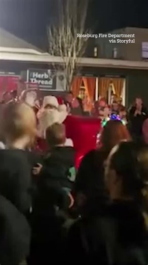Santa hitches ride to tree lighting with fire department | The US Sun - Tech