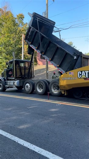 Amorello running their 1055 💪🏽 | Milton CAT Paving