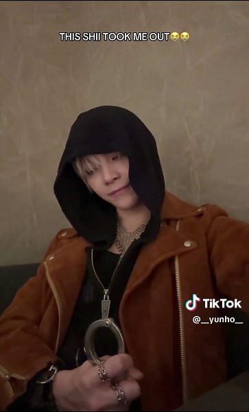 the random asmr w his handcuffs and Taylor coming out of nowhere??💀😭 #nicholas #andteam_nicholas #andteam #luné #kpop