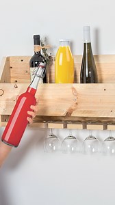 [#EntreVoisinsLeMag] 🥂Boissons et verres à proximité, c’est la promesse de ce mini bar réalisé à partir de palette. Suivez le guide en regardant ce #tuto 👇#DIYMrBricolage Retrouvez ce reportage dans votre magazine 👉 https://bit.ly/3IP15a5 | Mr.Bricolage