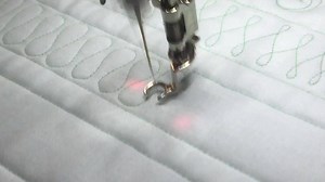 Learn great tips on how to master free-motion sashing design techniques such as, back and forth, loops, fish bone and ribbon candy by Amanda Murphy Design (@amandamurphydesign) | BERNINA USA