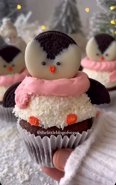Adorable Penguin Cupcakes for Christmas | Baking Fun