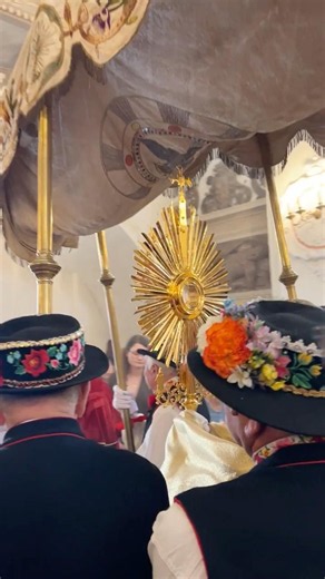母国ポーランドで昨日は聖体祭でした。これからは民族的な、その時の行列をご紹介したいです。民族衣装がきれい。ご覧ください。数回に分けてアップしますPolish Corpus Christi