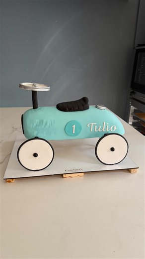 Tulio al volante de su primer auto... comestible! 🚙 🍰 Estructura, torta 3D de vainilla, relleno de dulce de leche y merenguitos, ganache de chocolate blanco Ayepale y forrada con pasta ballina. 4 kilos de pura ternura! Decime si este no es el auto de los sueños para un primer año? Hecho con @pasta.ballina @ayepale_ar #CarolinasCookies #TortaEstructura #tortaauto #Cumple1Añito | Carolina's Cookies