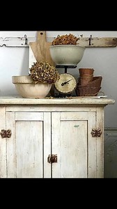There's a time-worn charm to chippy painted pieces that you can't mass produce. Each vintage find has its own individual character that it's earned through the years.🤍🤍 📷 via Pinterest. #rusticdecor #primitivedecor #farmhousedecor #whitechippypaint #shabbychic | Barn Door Primitives