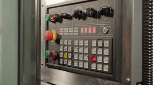 Bedienung einer CNC-Maschinensteuerung durch einen Fachmann: Stockvideos & Filmmaterial (100 % lizenzfrei) 3483570119 | Shutterstock