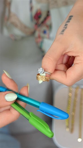 ¿Sabés cuál color del oro es más adecuado para tu piel? 💍 ¡Te damos un buen tip! 👌🏻 Sin embargo no es camisa de fuerza, siéntete libre de usar la que más hermosa te haga sentir 🩷 #joyas #jewelry #oro18k #joyeria #diseñodejoyas #oro #oroblanco #oroamarillo | VincitoreJewelry