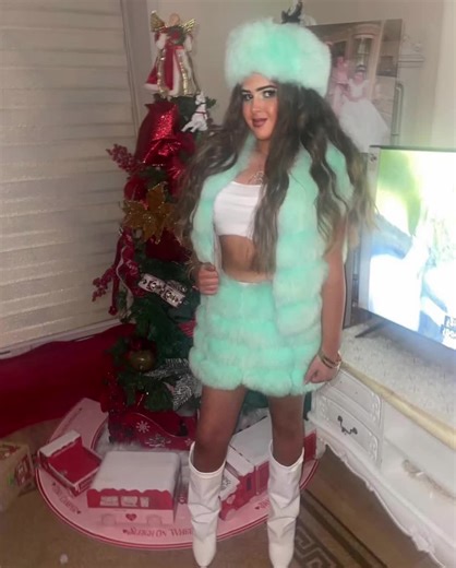 You can’t buy class…BUT you can buy Mimi ‘ N Mink🏆🩵Our lovely customer in our luxury fox fur skirt & luxury fox fur gilet paired with our luxury fox fur headband👑💫in our Mint colour way🩵😮‍💨 All furs can be customised with how many rows of your choice! Hoods, collars, extra sleeve length.. to name a few. You request and we will take care of the rest! 🪄 All luxury furs come with a complimentary personalised Mimi ‘N Mink brush to keep that fur full🥰Exclusive to us! 💬DM to order 🎨150 colo