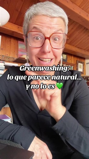 “¿Qué tan limpio es lo que parece limpio?” Estos dos productos (el acondicionador de coco y el champú de sandía) parecen naturales: sin siliconas, sin sulfatos, veganos, con frutas tropicales y un packaging precioso 🍉🥥 Pero cuando lees el INCI (la lista de ingredientes)… aparece otra historia. Te dejo aquí los ingredientes más polémicos 👇 🥥 Acondicionador (Coco) 🔸 Phenoxyethanol → conservante sintético. 📍 Sospechoso de alterar el sistema hormonal en altas dosis y clasificado por la ECHA co