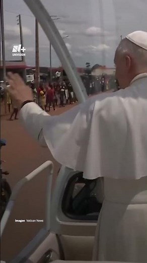 Un Niño Corre a Toda Velocidad Intentando Alcanzar al Papamóvil