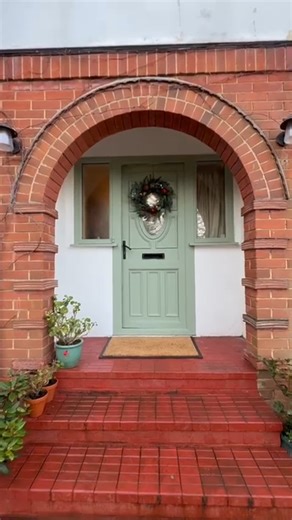An immaculate detached family home in central Ramsgate 🏡 Perfectly placed just moments from Ramsgate Station (with high-speed links to London), this 3-bedroom home offers flexible space for modern family life. 🍽️ Large open-plan kitchen & breakfast space 🏡 A second reception room (ideal home office or playroom) ✨ Bright bay-fronted lounge 🌿 Private rear patio for outdoor dining 🚗 Front garden with potential for off-street parking 📩 Message Stuart Lamb or call us on 01843 265050 to book you