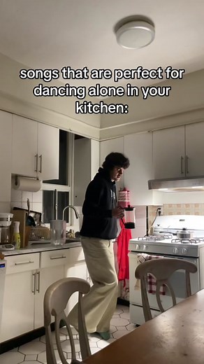 cookin’ & dancin’ music… #dancinginthekitchen #earthwindandfire #jamiroquai #dancemusic #70smusic #80smusic