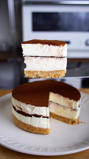 Syun Cooking on Instagram: "【材料4つ】混ぜて冷やすだけ！ティラミスケーキ作り方！ 材料 ◯ティラミスケーキ ・クッキー100g ・クリームチーズ 200g ・しぼるだけホイップ1本 ・ココアパウダー 1.クッキーを細かく砕く。 2.クリームチーズをよく練り柔らかくする。 3.しぼるだけホイップを入れて混ぜる。 4.1.に3.を30g入れて混ぜる。 5.型に4.を入れて押し固める。 6.型に3.とココアパウダーを交互に重ねる。 7.冷蔵庫で3時間冷やし固める。 8.型を外してココアパウダーを振りかける。 Ingredients ◯ Tiramisu cake ・100g cookies ・200g cream cheese ・1 bottle of squeezed whipped cream ・Cocoa powder #簡単レシピ #簡単料理 #お菓子作り #手作りお菓子 #お菓子レシピ #スイーツレシピ #レシピ動画 #簡単おやつ #syuncooking #ティラミス"