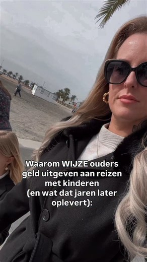 Kimberly Duijn💗 | Afvallen & Energie in balans on Instagram: "Waarom WIJZE ouders geld uitgeven aan reizen met kinderen (en wat dat jaren later oplevert): 1. Speelgoed wordt vergeten. Reizen niet. Op je 30e herinnert niemand zich robots, Lego of poppen. Maar elke nacht in een tent aan zee staat nog haarscherp in het geheugen. Herinneringen zijn ankers. Ze vormen persoonlijkheid. 2. Op reis ziet een kind jou echt. Niet alleen “een moeder die moppert over huiswerk”. Maar een mens die lacht, hoogt