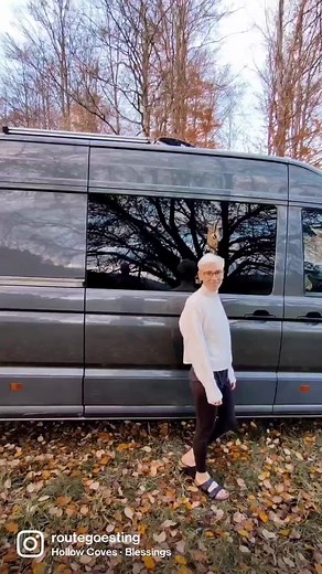 Een korte #vantour door onze bus Freddie. Het leukste aan een op maat gemaakte kampeerbus? Je kan echt alles zelf indelen zoals jij het wil. Wij kozen voor een vast bed grote garage, een echt fornuis, grote koelkast, veel bergruimte en een gezellige zithoek. Na 2 jaar zouden we nog steeds niets veranderen aan de indeling van onze bus Freddie (L4H2). #vanlife #vanlifetravel #vanbuild #vanbuildbelgium #camperbouwbelgie #camperbouwen